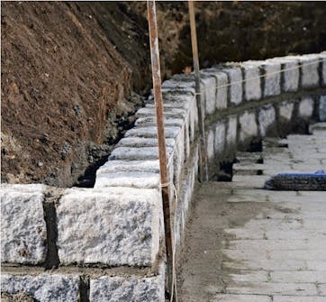 Flott hagemur i gatestein: Sjekk at jernrørene har den rette helningen Flott hagemur i gatestein: Sjekk at jernrørene har den rette helningen